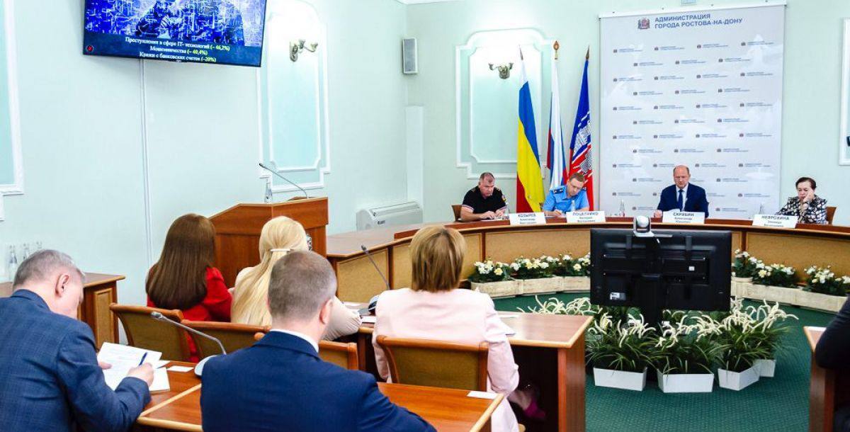 Александр Скрябин поручил усилить борьбу с несанкционированной торговлей в Ростове  На расширенном планёрном совещании главы города Александра Скрябина был заслушан доклад начальника управления торговли и бытового обслуживания Алексея Зайдлина. Он рассказал о принимаемых мерах по борьбе с незаконными НТО на территории города.  Александр Скрябин попросил обратить особое внимание на улицы Пушкинская и  Зорге  неоднократно ростовчане об этом оставляли свои комментарии в соцсетях . Здесь начали появляться точки с несанкционированной торговлей, которые размещаются самовольно без соответствующих разрешений. Глава города поручил правлению торговли, главам районов провести совместную работу с привлечением сотрудников полиции и Роспотребнадзора для оперативного пресечения подобных фактов. Несанкционированная торговля не только портит облик города, но и создает риски для здоровья и безопасности ростовчан.     -на-Дону    Прислать новость