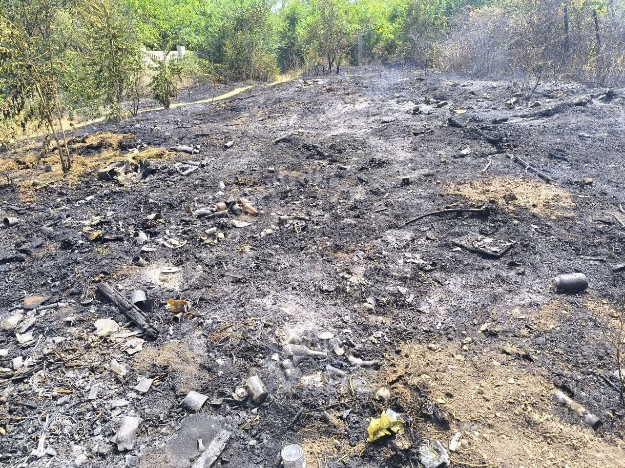 Готовили еду на костре — чуть не подожгли соседние дома Жители одного из домов в Слободзее решили приготовить еду с «дымком». Огонь от костра перекинулся на огород и пустыри на соседней улице. Пожар площадью 4 гектара тушили два расчёта. Всего за сутки в республике сгорело 12 гектаров сухой травы. Пожарные выезжали около 20 раз.