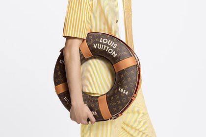 Компания Louis Vuitton представила сумку, выполненную в форме спасательного круга, стоимость которой составляет $10 000  примерно 780 000 рублей .