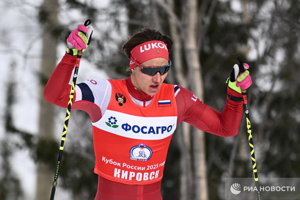 Коростелев стал пятым в гонке на 10 км с раздельным стартом на этапе Кубка мира Победил норвежец Мартин Нюэнгет преодолевший дистанцию за 21 минуту 9 1 секунды 2   финн Ийво Нисканен отставание 13 8 секунды 3   норвежец Эрик Валнес 14 5 Савелий отстал от победителя на 24 2 секунды Подписывайтесь на РИА Новости Спорт в MAX