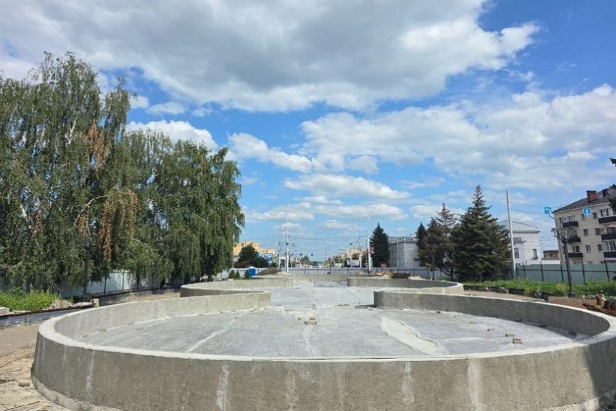 В Тамбове продолжается реконструкция фонтана на Привокзальной площади  Каждый этап работ на объекте контролирует Дирекция благоустройства и озеленения, в том числе наличие необходимых материалов для дальнейшего обустройства конструкции.  Некоторые виды работ на объекте не были проведены в срок - обильные осадки не позволили выполнить бетонирование чаши фонтана.  Материал для обустройства фонтана уже закуплен. Месяц назад были приобретены гранит для облицовки чаши, насосное оборудование и светильники. Также до 15 августа будет доставлен шкаф системы управления, который был предварительно заказан и находится на сборке в Москве. В ближайшие дни подрядчик приступит к гидроизоляции чаши конструкции.    администрация Тамбова    ИА "Онлайн Тамбов.ру"
