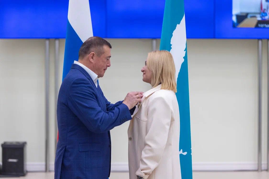 Губернатор Сахалинской области вручил награды в сфере культуры 14 июля в здании Правительства Сахалинской области прошло торжественное мероприятие, на котором губернатор Валерий Лимаренко вручил награды за значительный вклад в развитие отечественной культуры и искусства. Одним из лауреатов стала министр культуры и архивного дела Сахалинской области Нонна Лаврик, которая была отмечена за многолетнюю плодотворную деятельность в данной сфере. Ее работа способствовала развитию культурной жизни региона и укреплению культурных связей.
