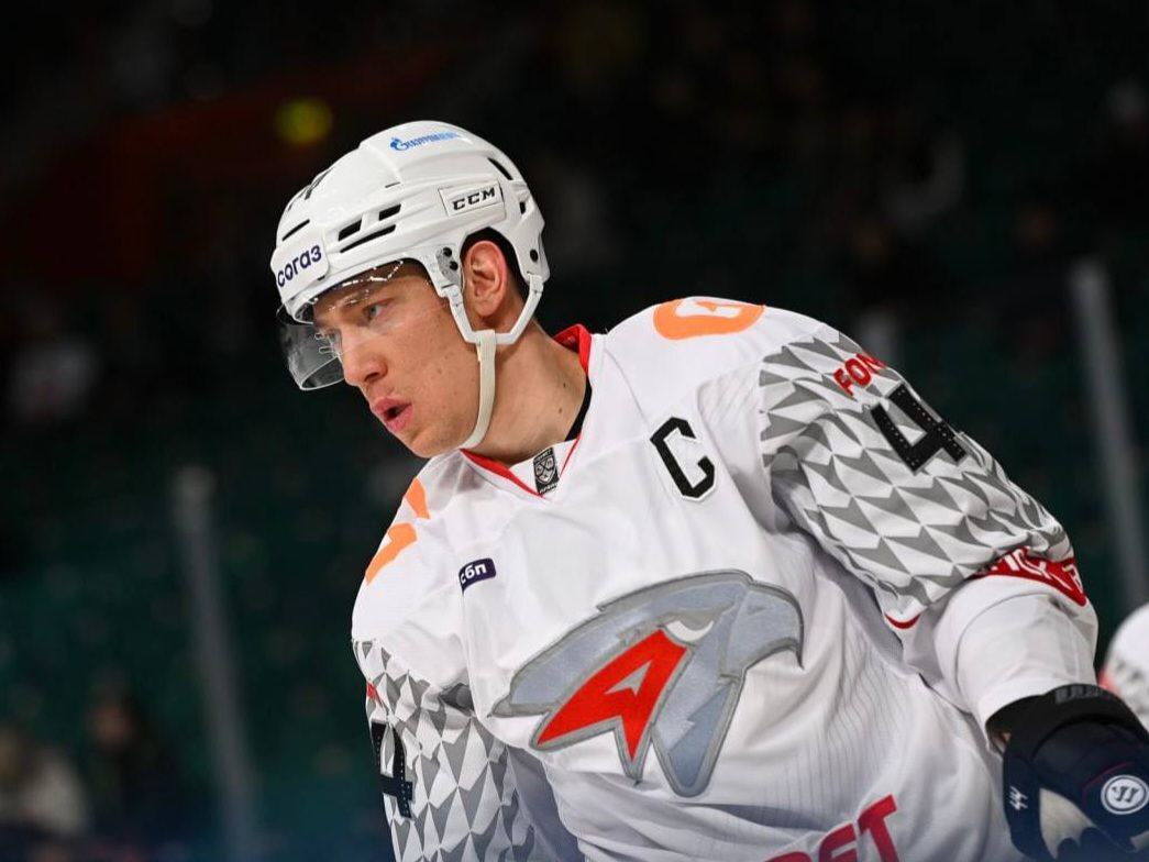 Авангард на выезде разгромил Трактор со счетом 5 2 В Челябинске сегодня прошел по настоящему огненный матч двух Культурных столиц России этого и следующего годов За ястребов отличились Максим Лажуа и Майкл Маклауд а наш капитан Дамир Шарипзянов смог забросить три шайбы в ворота соперника Он стал первым в истории Лиги защитником сумевшим оформить два хет трика в матчах чемпионата Ранее в карьере Шарпи оформил хет трик в ворота СКА в матче прошедшем 2 ноября 2023 года Следующая игра состоится уже 20 января в Уфе Авангард встретится с Салаватом Юлаевым Старт в 20 00 по омскому времени Фото ХК Авангард Омск путеводитель в MAX