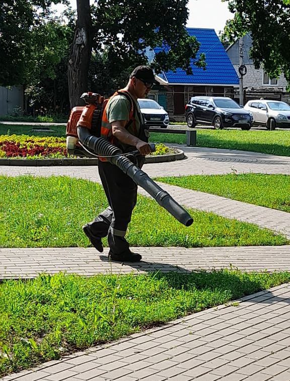 Очищают Курск от мусора и грязи 109 человек Дорожные и общественные зоны приводят в порядок 67 специалистов и 51 машина от комитета ЖКХ и 42 рабочих и 12 автомобилей от комитета городского хозяйства. На контроле подрядчиков остаётся уборка проезжей части, пешеходных дорожек, остановок общественного транспорта и прилегающих территорий. Санитарная уборка продолжается в парках и скверах: рабочие чистят урны, облагораживают газоны, ремонтируют малые архитектурные формы. Фото: администрация города Курска.