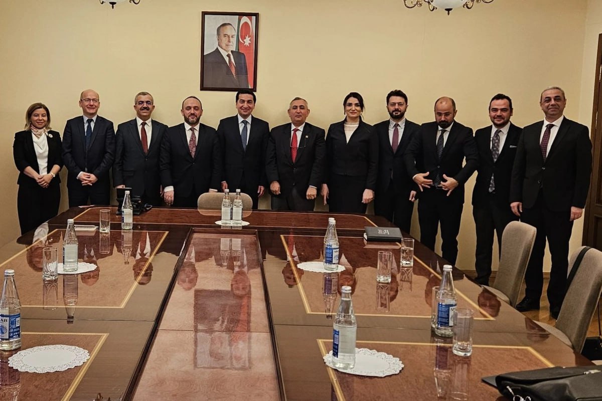 Турецкая делегация участвующая в Первом форуме мозговых центров Турции и Азербайджана встретилась с помощником Президента Азербайджанской Республики заведующим отделом по вопросам внешней политики Администрации главы государства Хикметом Гаджиевым Об этом говорится в публикации Центра стратегических исследований Турции в социальной сети X Отмечается что на встрече были обсуждены все аспекты сотрудничества между Турцией и Азербайджаном а также региональные и глобальные события Новости Азербайджана Написать нам ruoxuaz ХикметГаджиев Азербайджан Турция