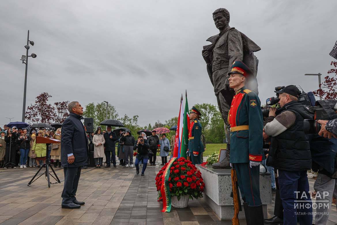 Рустам Минниханов: «Этот памятник — еще один важнейший вклад в дело увековечивания имен поколения Победителей» Сегодня в Казани в сквере «Молодежный» открыли памятник татарскому советскому поэту-фронтовику Фатыху Кариму. На церемонию открытия отдать дань уважения поэту пришли Рустам Минниханов, Минтимер Шаймиев, Ренат Харис, Ркаил Зайдулла и многие другие политические и общественные деятели, представители культуры Татарстана. Раис республики подчеркнул, что важно сохранять и передавать будущим поколениям память о наших предках, внесших свой вклад в Великую Победу. Фотографии Рамиля Гали, «Татар-информ» Полный фоторепортаж О том, почему творчество поэта-фронтовика Фатиха Карима снова удивительно актуально, «Татар-информ» поговорил с заведующим отделом литературы ИЯЛИ, доктором филологических наук Альфатом Закирзяновым: Литературовед Альфат Закирзянов: «Стихи Фатиха Карима – вершина окопной поэзии»