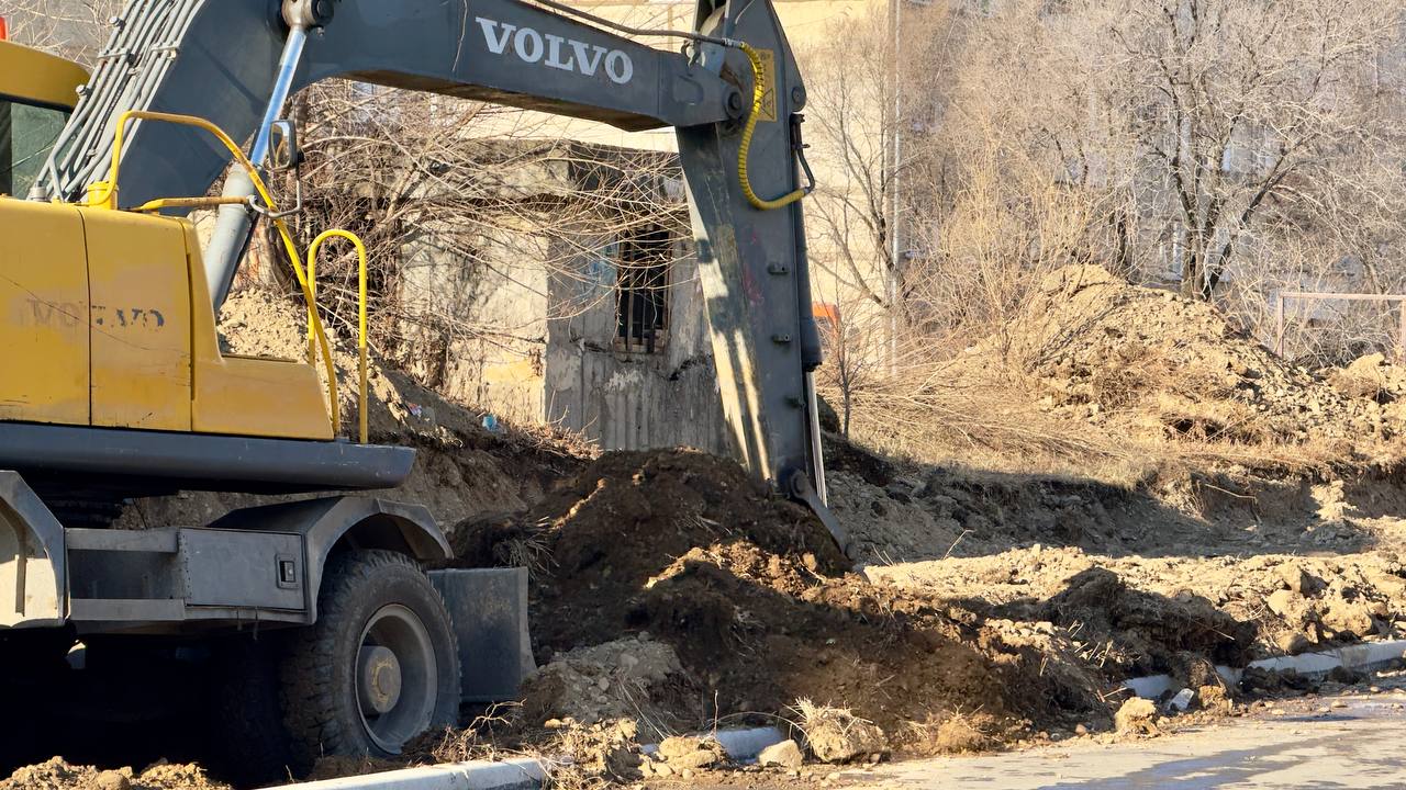 В микрорайоне им. Бумагина  на трубопроводе холодного водоснабжения произошел порыв. Аварийная бригада специалистов ГП ЕАО «Облэнергоремонт плюс» выехала на место.   Без холодного водоснабжения останутся дома по ул. Пионерской № 80 и 80А, Набережной № 18, 18А, 18Б, 18В, 20.  Специалисты обещают оперативно  завершить все работы.  #биробиджан #ЖКХ #коммуналка