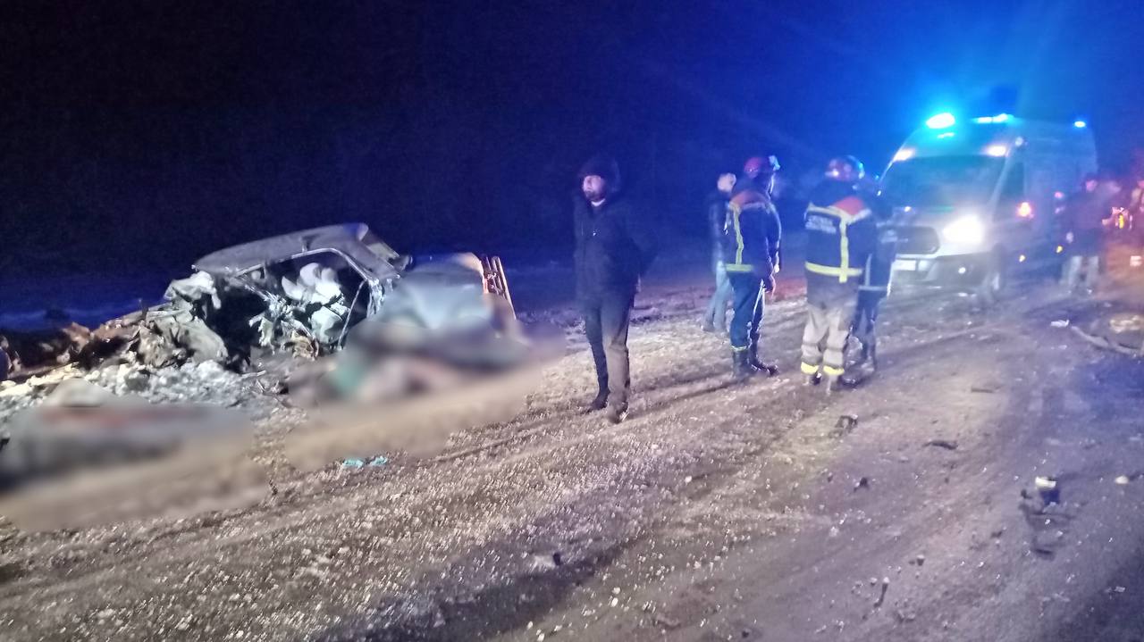 В аварии под Саратовом погибли мужчина и двое детей  В Лысыгорском районе у села Озерки столкнулись "ВАЗ-2107" и "Фольксваген", сообщил начальник управления региональной безопасности правительства Саратовской области Юрий Юрин.  По данным областной Госавтоинспекции, в результате ДТП погибли мужчина и двое детей  15-летняя девочка и 12-летний мальчик  из отечественной легковушки, также пострадала женщина. Она госпитализирована.  Обстоятельства произошедшего выясняются.   Прислать новость