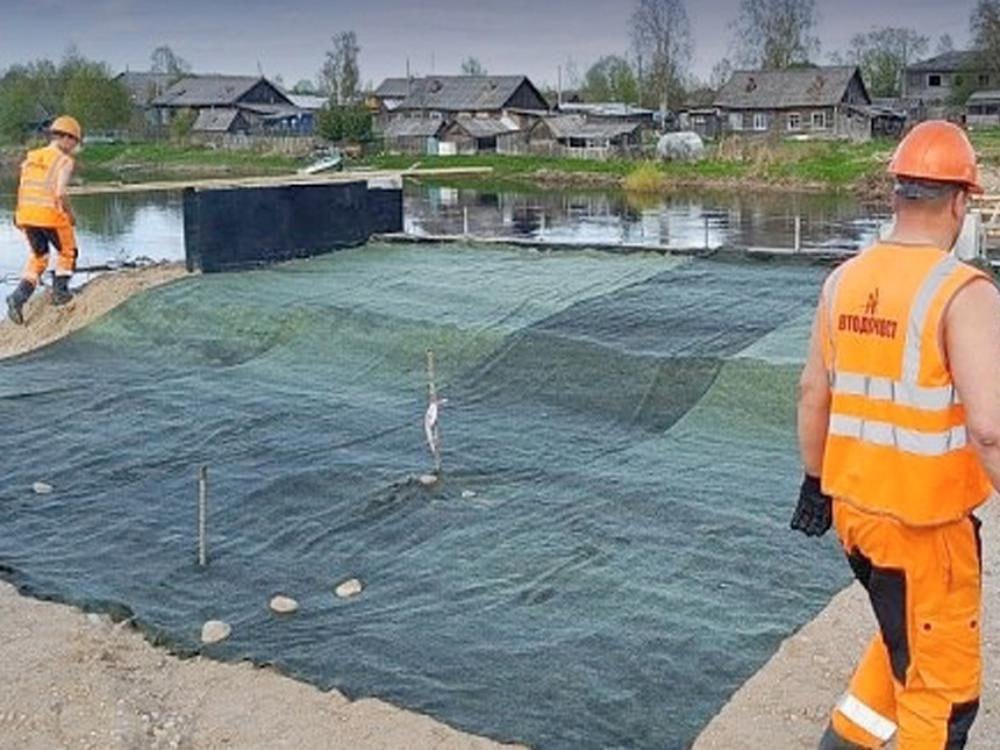 В Няндомском районе мост через реку Мошу, ремонтируемый по Народной программе «ЕР», сдадут к ноябрю На мосту через реку Моша стартовал очередной этап капитального ремонта. Результат в лучшую сторону скажется на жизни всего округа и повысит безопасность движения. Дорожные строители выполняют гидроизоляцию бетонных конструкций и возводят устои — элементы моста, обеспечивающие надежную поддержку и защиту от давления грунта. Министр транспорта Архангельской области Сергей Роднев отметил, что техническая готовность объекта уже достигла 40%, а работы ведутся с опережением графика. Фото пресс-службы «Единой России»