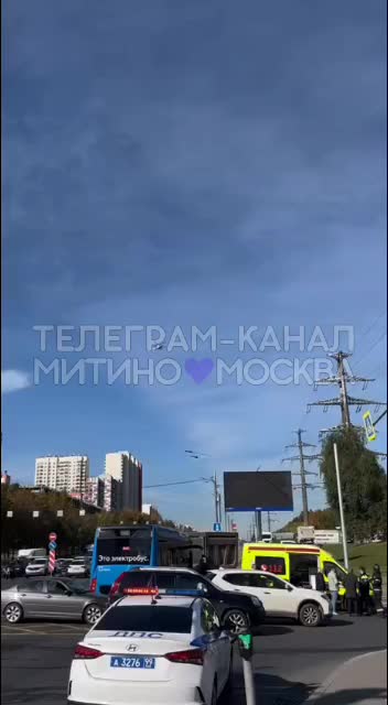 Столкновение автобуса и скорой помощи на Пятницком шоссе в Митино