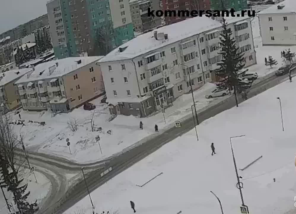 Трагические инциденты с пешеходами в России: женщина погибла под глыбой льда и бабушка сбита машиной