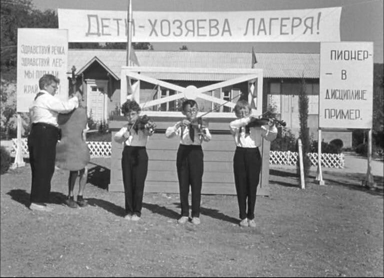 Вовлекать самих детей в решение вопросов связанных с защитой их прав планирует новый детский омбудсмен по Свердловской области Татьяна Титова И у нее есть наработки по этому методу Об этом Титова рассказала корреспонденту ЕАН Максиму Филипповичу после общения с депутатами в свердловском парламенте Не обошла вниманием омбудсмен и проблему малолетних банд зацеперов на Вторчермете в Екатеринбурге Сменщица Морокова для начала предлагает снабдить трамвайные сцепки специальными кожухами на которых будет неудобно кататься Затем случай каждого хулигана надо разбирать отдельно с опекунами и родителями Кстати о позитивных примерах детского самоуправления ЕАН рассказывала и начальник кировской КДН Елена Смольникова В одной из школ Кировского района сформирована собственная служба безопасности из учащихся под присмотром педагогов Все при деле и хулиганства пошли на спад рассказывала Смольникова EanNews