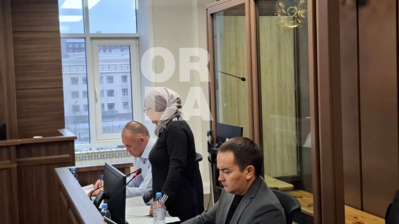 Дело о смерти девочки в стоматологии прокурор просит освободить анестезиолога по амнистии В суде по делу о смерти трёхлетней девочки в стоматологии Dent Park Ortho прокурор огласил какое наказание гособвинение запрашивает для подсудимой анестезиолога Аиды Жумагалиевой Суд перешёл к стадии прений сторон Гособвинитель Еркебулан Шалкаров огласил позицию обвинения Он попросил назначить наказание согласно части 3 статьи 317 УК РК в виде четырёх лет тюрьмы с лишением права оказывать медуслуги в течение трёх лет А также Прошу в соответствии с законом об амнистии в честь дня Конституции освободить подсудимую от назначенного наказания Детали с предыдущих судебных разбирательств в цепочке реплаев t me orda kz