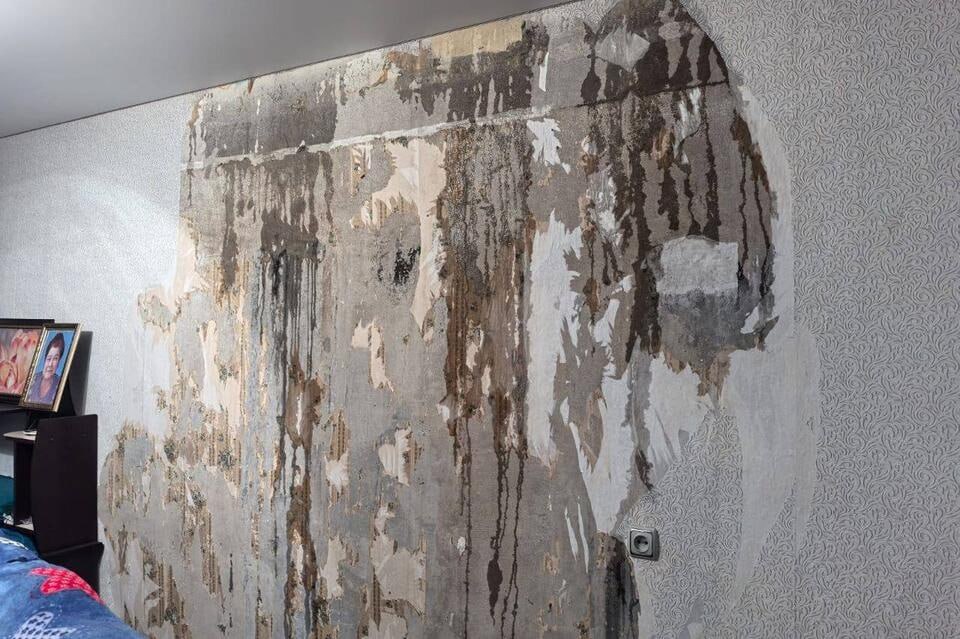 В Чите прокуратура добилась ремонта квартиры пострадавшей после ливней Прокуратура Черновского района провела проверку по обращению 67 летней жительницы посёлка КСК чьё жильё пострадало из за протечек после летних дождей Проверка показала что управляющая компания Гарант не выполнила необходимых работ по содержанию фасада и общедомового имущества из за чего осадки проникли в квартиру на 5 этаже По требованию прокуратуры УК провела ремонт и возместила женщине ущерб 70 тыс рублей ZAB RU Проголосовать