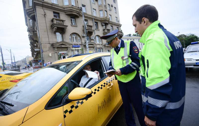 В Москве начали проверять таксистов на наличие аттестации.   За отсутствие аттестации предусмотрен штраф — 5 тысяч рублей.