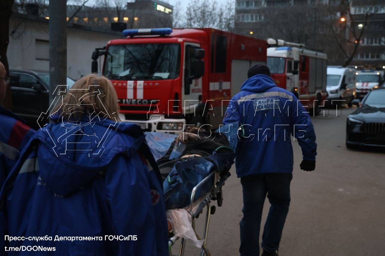 На Славянском бульваре мужчина провалился в вентиляционную шахту дома. Он выжил, но выбраться самостоятельно не смог и начал звать на помощь. Его крики услышала жительница дома и вызвала спасателей.    Выяснилось, что мужчина не заметил отверстие во время прогулки по чердаку. Что же он там делал — загадка. Но жители предполагают, что он ходил туда за закладкой. Парень пролетел с 13-го этажа до второго.  В итоге доставали парня пожарные при помощи бензореза и сабельной пилы. Исследователя чердаков госпитализировали с травмами.