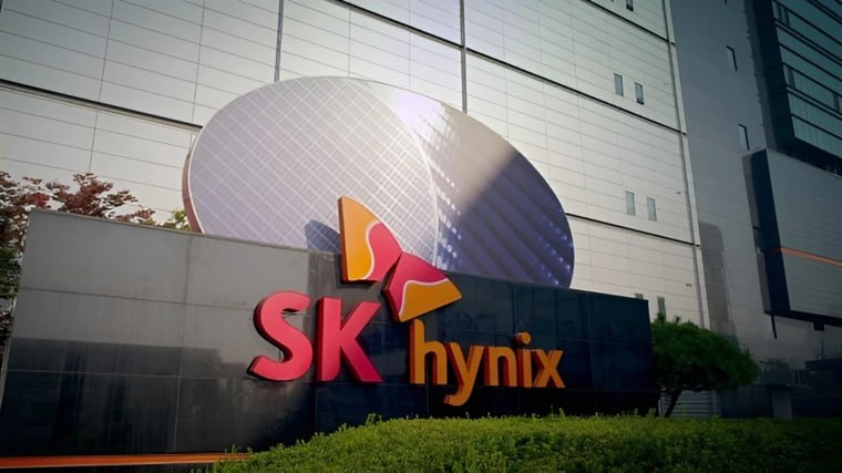 SK hynix вложит 13 млрд долларов в новый завод P T7 SK hynix объявила о строительстве передового завода P T7 в Чхонджу чтобы снизить зависимость от сторонних подрядчиков и ускорить производство DRAM и планы выглядят так инвестиции в проект составят 13 млрд долларов завод P T7 будет специализироваться на упаковке DRAM и других типов памяти цель уменьшить издержки и сократить зависимость от внешних упаковочных компаний строительство стартует в апреле 2026 года и завершится к концу 2027 го объект будет работать в связке с заводом M15X производящим DRAM пластины пластины с M15X будут напрямую поступать на линии упаковки P T7 проект нацелен на рост спроса на память для ИИ и оптимизацию цепочек поставок SK hynix подчёркивает необходимость стабильного реагирования на глобальный спрос Если SK hynix удастся объединить производство пластин и упаковку в единую цепочку компания может серьёзно укрепить позиции на фоне стремительного роста спроса на память для ИИ систем Как считаете даст ли такой шаг SK hynix преимущество перед Samsung и Micron в ближайшие годы Заказать сборку ПК в InterPC Наши каналы Нaкопитeли SkHуniх
