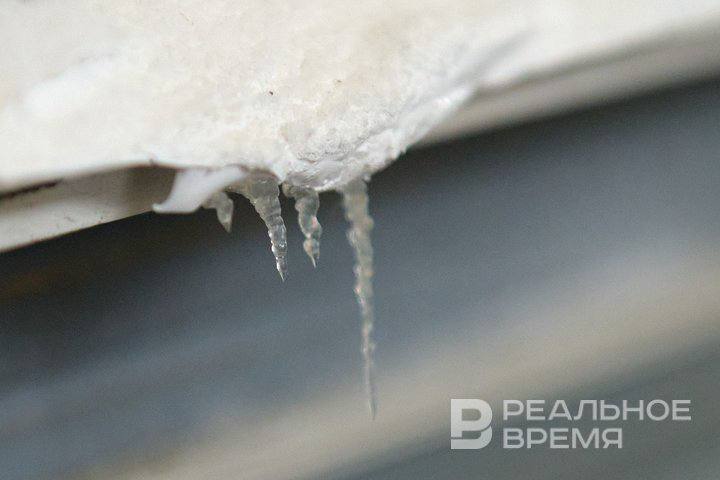 Сегодня в Татарстане потеплеет до 2 градусов Будет облачно Прогнозируются небольшие и умеренные осадки в виде снега и мокрого снега сообщили в Гидрометцентре республики В отдельных районах метель гололед Ветер южный 6 11 м с местами порывами до 14 м с Температура составит от 2 до 3 градусов На дорогах снежная каша гололедица местами сильная