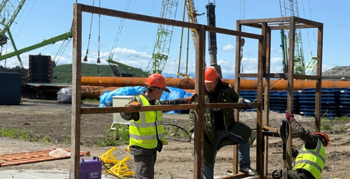 В Петропавловске возводят причал для СПГ-терминала Строители забивают 331 сваю под регазификационный комплекс СПГ в Петропавловске-Камчатском. Объект обеспечит ТЭЦ-2 экологичным топливом и заработает в 2026 году. Нажмите для подробностей -