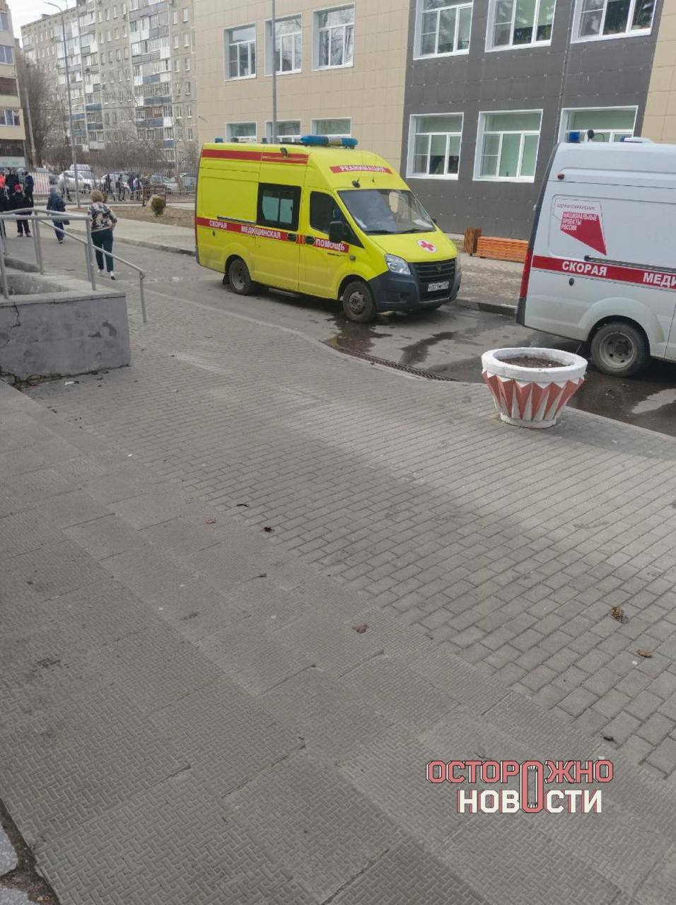 В нижегородской школе ученик ударил ножом двух школьников.  По данным очевидцев, ранения получили двое учеников школы №117. На месте работает Росгвардия, медики и ОМОН. Что стало причиной конфликта — неизвестно.  «Это все на втором этаже. Мы сидели на информатике за закрытой дверью, решали программирование. А у нас такое. Вышли, а на этаже кровь», — рассказала ученица школы.