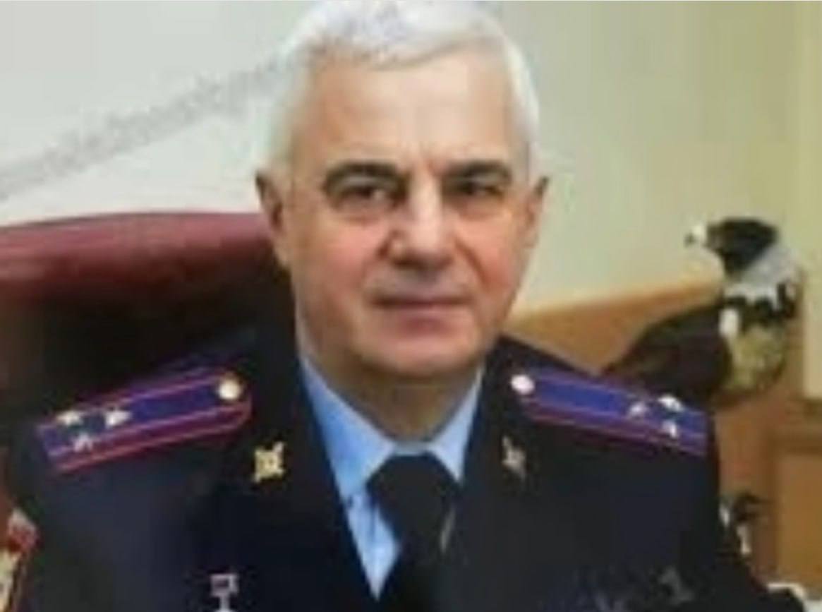 В СИЗО умер бывший начальник экономической полиции Татарстана, подозреваемый в получении взятки В следственном изоляторе Бугульмы обнаружено тело полковника Рафика Минабутдинова. В настоящее время следственные органы устанавливают все обстоятельства произошедшего. Бывший начальник отдела Управления экономической безопасности и противодействия коррупции МВД по Республике Татарстан был задержан сотрудниками УФСБ в декабре 2024 года в Альметьевске по подозрению в получении взятки в особо крупном размере и превышении должностных полномочий в 2023–2024 годах. По версии следствия, он требовал 1,95 млн рублей от директора компании контракта на 39 миллионов на ремонт здания библиотеке. Затем Минабутдинов стал давить на главу муниципалитета и достал этот контракт. Кроме того, ему инкриминировали получение более миллиона рублей от индивидуального предпринимателя за покровительство. 27 декабря 2024 года Альметьевский городской суд принял решение о заключении подозреваемого под стражу.