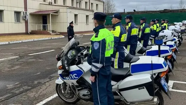 В Красноярске стартовал новый сезон работы мотовзвода ДПС на дороги выехали мотоциклисты в погонах Перед началом сезона командир полка Андрей Исаенко лично провел инструктаж подчеркнув важность дисциплины и внимательности Инспекторы также активно тренировались оттачивая навыки управления мотоциклами и взаимодействие в команде К тренировкам привлекли и участников местного мотосообщества это помогло повысить профессионализм сотрудников и слаженность действий на дороге Фото 24 Госавтоинспекция   Подписаться на sibnovosti ru предложить новость
