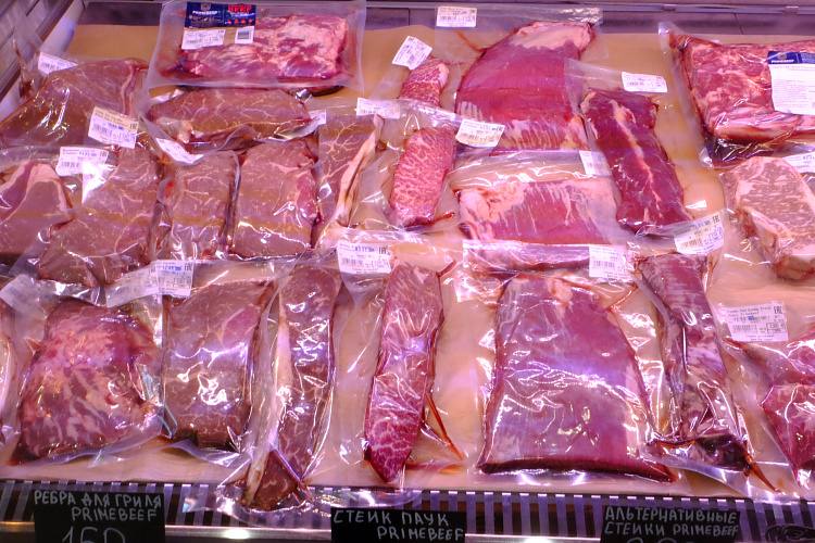 В Ростове на Дону продавали почти 200 кг мяса без документов С 25 августа по 5 сентября 2025 года Управление Россельхознадзора по Ростовской Волгоградской Астраханской областям и Республике Калмыкия совместно с прокуратурой провело проверку предпринимателей на рынке Днепровский в Ростове на Дону В ходе рейда выявлено что 13 продавцов реализовывали животноводческую продукцию без необходимых ветеринарных документов что не позволило отследить её происхождение через системы Меркурий и Цербер Также на товарах отсутствовали данные о сроках годности и условиях хранения В отношении нарушителей возбуждены административные дела им выданы предписания с указанием сроков устранения нарушений Изъято 192 кг продукции которая помещена на ответственное хранение до принятия дальнейших решений Подпишись на 1Rnd Написать в редакцию
