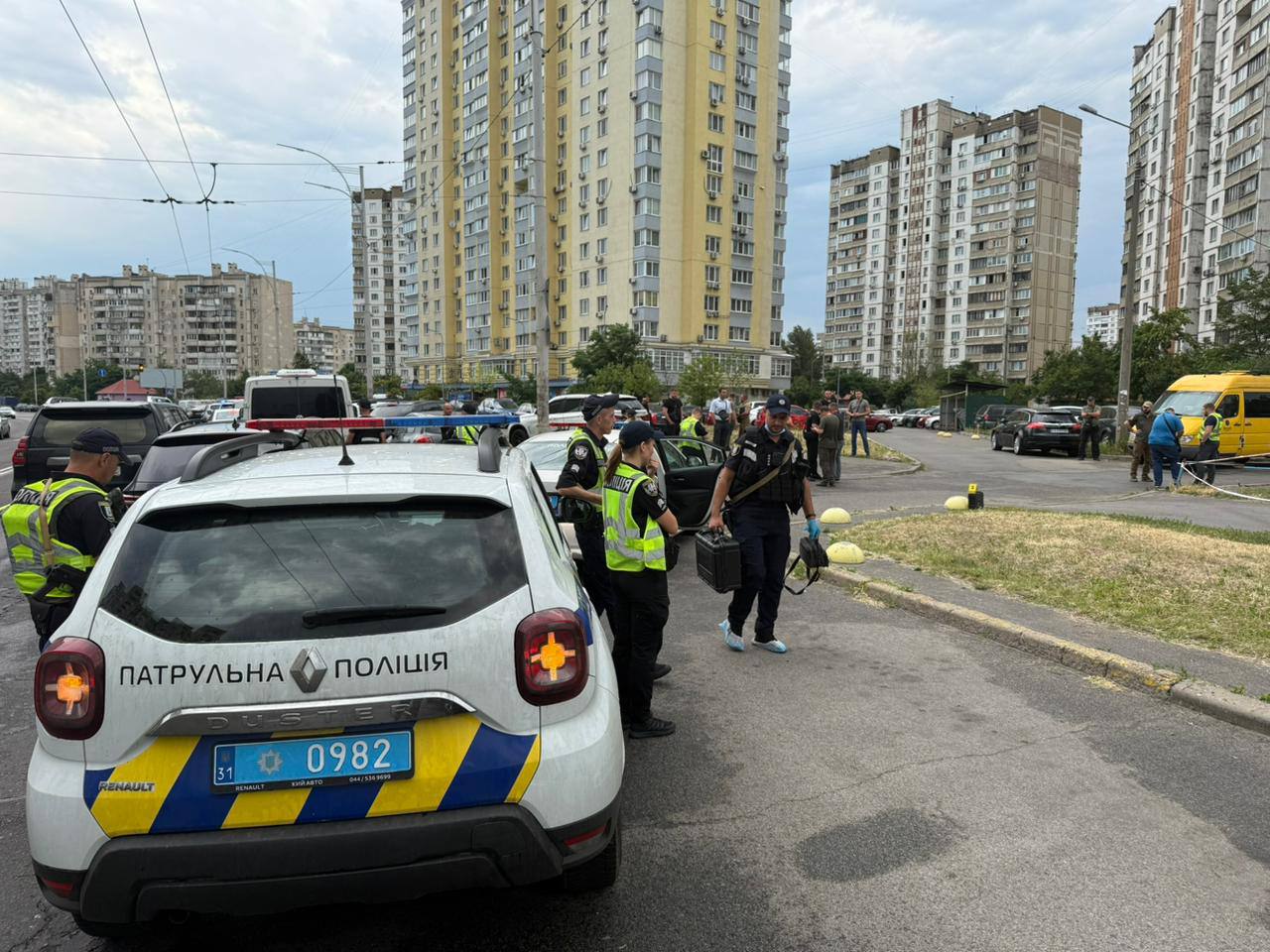 Стрельба в Киеве — есть погибший В 7 часов утра в Деснянском районе Киева неизвестный подошёл к припаркованному автомобилю, выстрелил в сидящего там мужчину и скрылся. Пострадавший погиб на месте. Полиция ищет стрелка, официальной информации пока нет. Украина.ру — подписаться и знать больше
