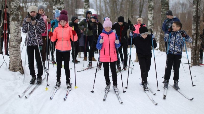 В Костромской области новогодние каникулы пройдут спортивно В муниципальных образованиях с 1 по 11 января состоится свыше 400 спортивных и физкультурных мероприятий Для проведению декады спорта и здоровья в регионе подготовлены 84 лыжных трассы 26 хоккейных кортов 39 катков и 16 открытых площадок Газпром детям Спортивные мероприятия организованы в рамках государственной программы Спорт России Самыми крупными мероприятиями станут областной конкурс для любителей лыжного спорта Кострома лыжная 2026 Единой России всероссийские соревнования по шахматам Кубок Снегурочки спортивно развлекательная программа Зимние забавы легкоатлетический забег Сусанинская верста и др На общественных территориях запланировано проведение мастер классов от спортивных специалистов и тренировочные занятия Кроме того в Костроме в праздничные дни будут работать прокатные базы катки на открытом воздухе и каток в СК Ледовая арена