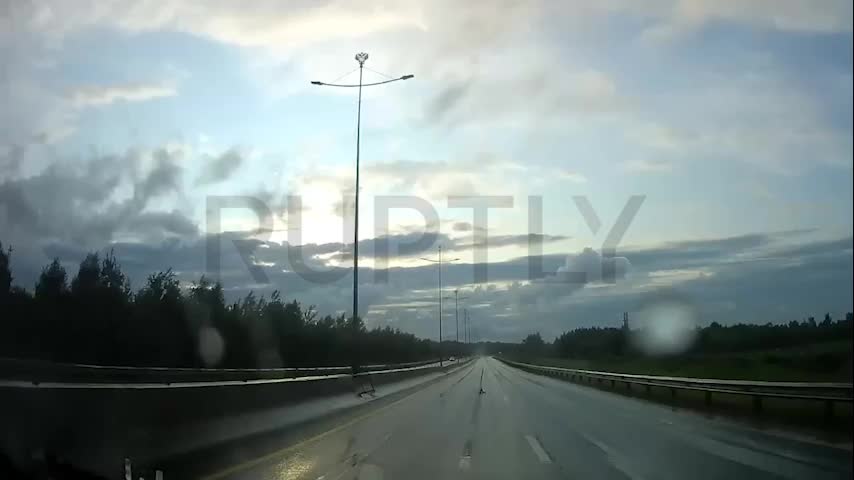 Пермяк остановил движение для спасения утят на трассе