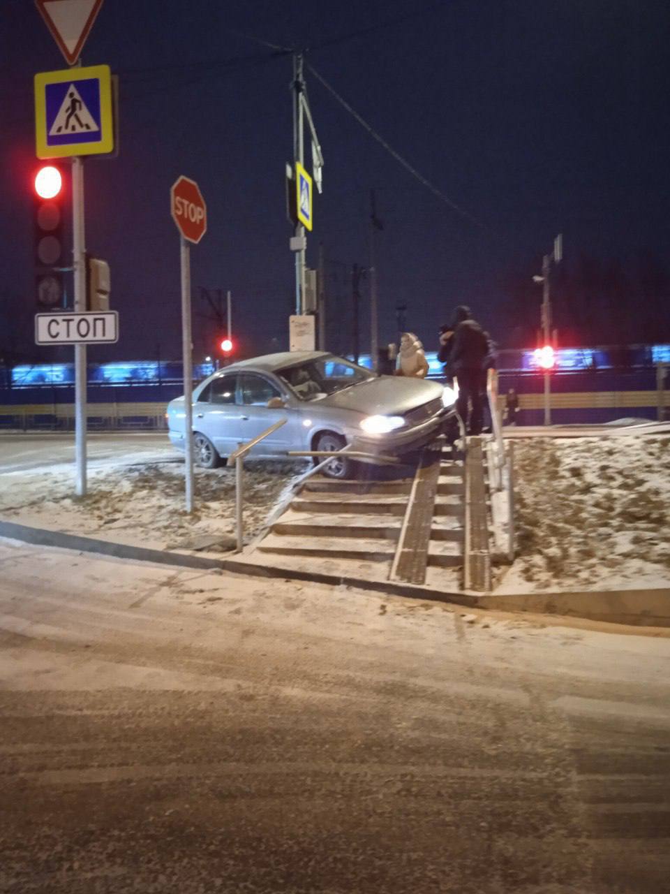 Очередная авария на смертельно опасном перекрестке в городе, где машины часто вылетают на тротуар.  На перекрестке по адресу Семафорная, 201 часто происходят похожие аварии: машины, идущие со стороны Матросова вглубь Пашенного, вылетают на тротуар в том месте, где пешеходы ждут зеленого сигнала светофора. Последний раз такая авария была вечером 4 декабря. Машина вылетела на лестницу, сломав хлипкое ограждение.   На этот раз опять повезло, людей в момент аварии на лестнице не было.    Подписаться