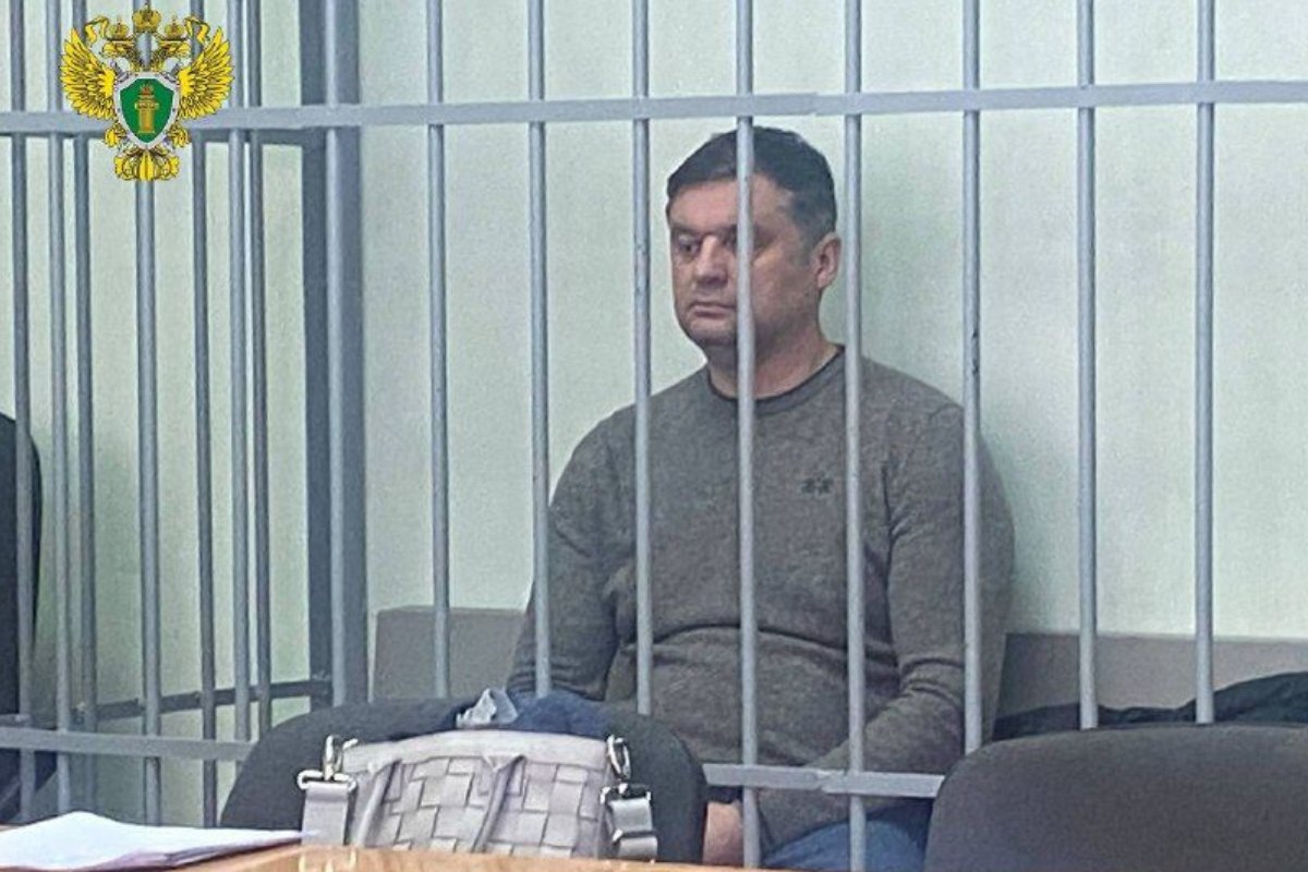 Гендиректор Гортранса пойдёт под суд Гендиректора ЕМУП Гортранс Сергея Нугаева обвиняют в получении взятки 160 тыс рублей от подрядчика за снижение задолженности Гортранса которая превышала 17 млн рублей Деньги по версии следствия передали после частичной выплаты долга 3 6 млн Сам Нугаев вину отрицает Дело направлено в суд контрагент освобождён от ответственности за сотрудничество со следствием Фото Прокуратура Свердловской области Подписаться на Уральский меридиан