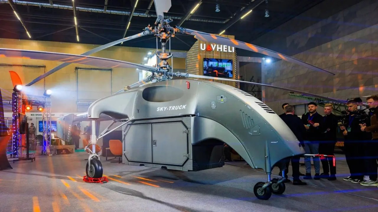 Белорусский беспилотный вертолет SKY TRUCK успешно прошел испытания Белорусская компания Беспилотные Вертолеты UAVHELI сообщила об успешном завершении первой серии испытаний беспилотного вертолета SKY TRUCK с грузом В ходе тестов вертолет поднял в воздух полезную нагрузку подтвердив свою работоспособность Изначально SKY TRUCK разрабатывался для доставки грузов на морские нефтедобывающие платформы с использованием российского двигателя ВК 650 Однако позже его адаптировали под различные силовые установки включая Rolls Royce 250 C20 250 C30 и 250 C47 что расширяет возможности для экспорта Функционал вертолета также был расширен теперь он способен выполнять широкий спектр грузотранспортных задач перевозя до 600 кг полезной нагрузки Российский эксперт по беспилотной авиации Денис Федутинов назвал SKY TRUCK уникальной системой отметив большие перспективы беспилотной логистики как в военной так и в гражданской сферах Беларусь SKYTRUCK Беспилотник Вертолет Испытания Логистика Технологии Нефтедобыча Инновации Авиация Грузоперевозки Экспорт VK Instagram TikTok ZhivetZheBelarus