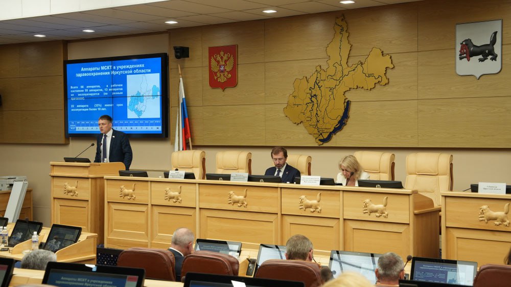 Председатель Законодательного Собрания Иркутской области Александр Ведерников предложил разработать пятилетний план развития центров амбулаторной онкологической помощи  ЦАОП .  D настоящее время в рамках реализации федерального проекта «Борьба с онкологическим заболеваниями» в регионе действует 17 ЦАОП. В 13 из них функционируют дневные стационары на 45 пациенто-мест. В ближайшее время планируется открыть еще по одному центру в Братске и Иркутске.  «Первоочередная задача – оказание содействия министерству здравоохранения в решении жизненно важной задачи, напрямую влияющей на здоровье и благополучие наших граждан. Уверен, что губернатор Иркутской области Игорь Кобзев поддержит наши инициативы, после всестороннего анализа текущей ситуации и внесения конкретных предложений. Нам требуется детальный план развития центров амбулаторной онкологической помощи, а также меры поддержки медицинских работников на ближайшие пять лет», – подчеркнул Александр Ведерников.    irzs.ru