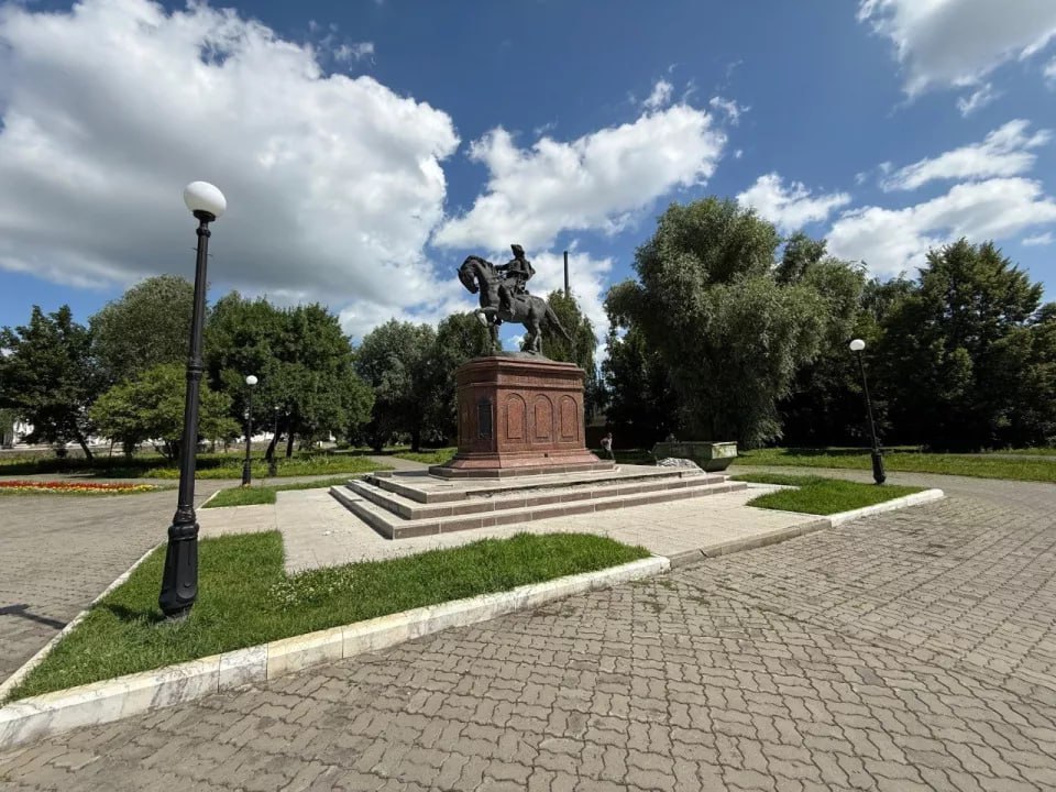 Постамент памятника Петру I ремонтируют в Бийске Работу ведутся в парке им. Леонида Гаркавого. Специалисты выполняют облицовку ступеней, основание которых выполнено из полированного серого гранита с красными вкраплениями. Подрядчику удалось подобрать похожий по цвету материал гранит . "Призываю жителей города бережно относиться к нашим достопримечательностям. Со своей стороны стараемся поддерживать памятники в надлежащем состоянии", – сообщил глава города Виктор Щигрев в своем telegram-канале. ТОЛК