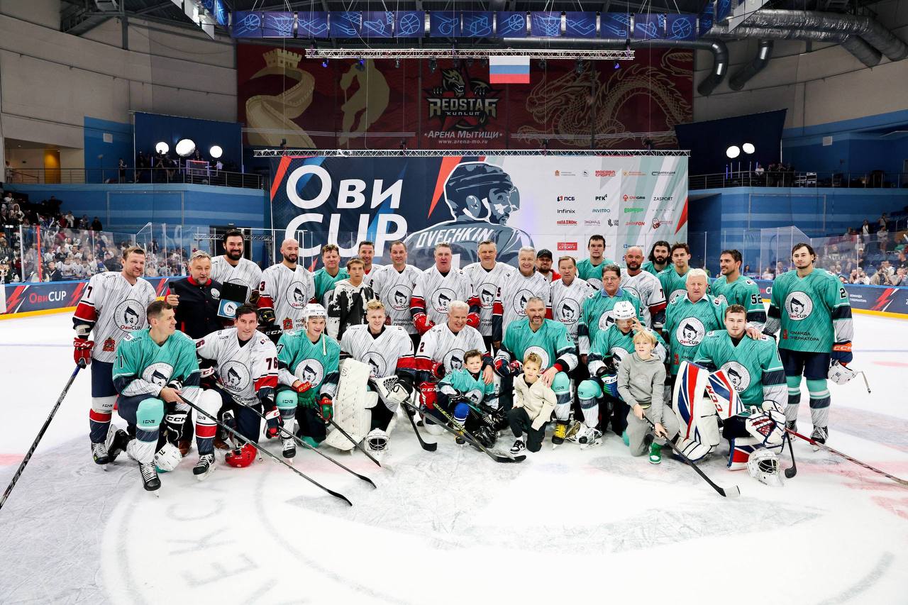 В финале Кубка Овечкина 9 августа сыграет целая плеяда звездных хоккеистов  Вместе с Александром на лед арены «Мытищи» им. В.И. Шалимова выйдут Вячеслав Фетисов, Валерий Каменский, Алексей Морозов, Илья Ковальчук, Павел Дацюк и другие прославленные спортсмены.  После звездного матча в финальной игре турнира определится лучшая детско-юношеская команда, которая и получит главный трофей — переходящий кубок имени Александра Овечкина. Для болельщиков организаторы подготовили яркое спортивное шоу и развлекательную программу с розыгрышем призов.  Напомним, в этом году соревнования на Кубок Александра Овечкина пройдут со 2 по 9 августа. За первенство поборются 24 детско-юношеских команды.   Вход на трибуны свободный — нужна только предварительная регистрация на официальном сайте Кубка Овечкина. Все подробности здесь.   Дата проведения Матча звёзд: 9 августа 2025 года. Место: г. Мытищи, ул. Летная, 17, арена «Мытищи»