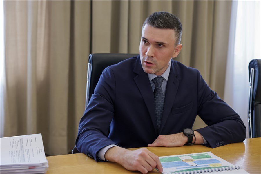 Главу Россельхознадзора Красноярского края арестовали.  Руководителя краевого управления Валентина Филимохина отправили на 1,5 месяца в СИЗО — до 26 сентября.   Как сообщили в суде, против него возбудили уголовное дело по статье 159 части 4 УК РФ «Мошенничество, совершенное организованной группой либо в особо крупном размере или повлекшее лишение права гражданина на жилое помещение».  В пресс-службе судов сообщили, что у них нет более подробной информации.  В краевом СК указали, что этим делом занимается не их ведомство. В полиции пообещали уточнить информацию. Оперативно связаться с региональным УФСБ не удалось.