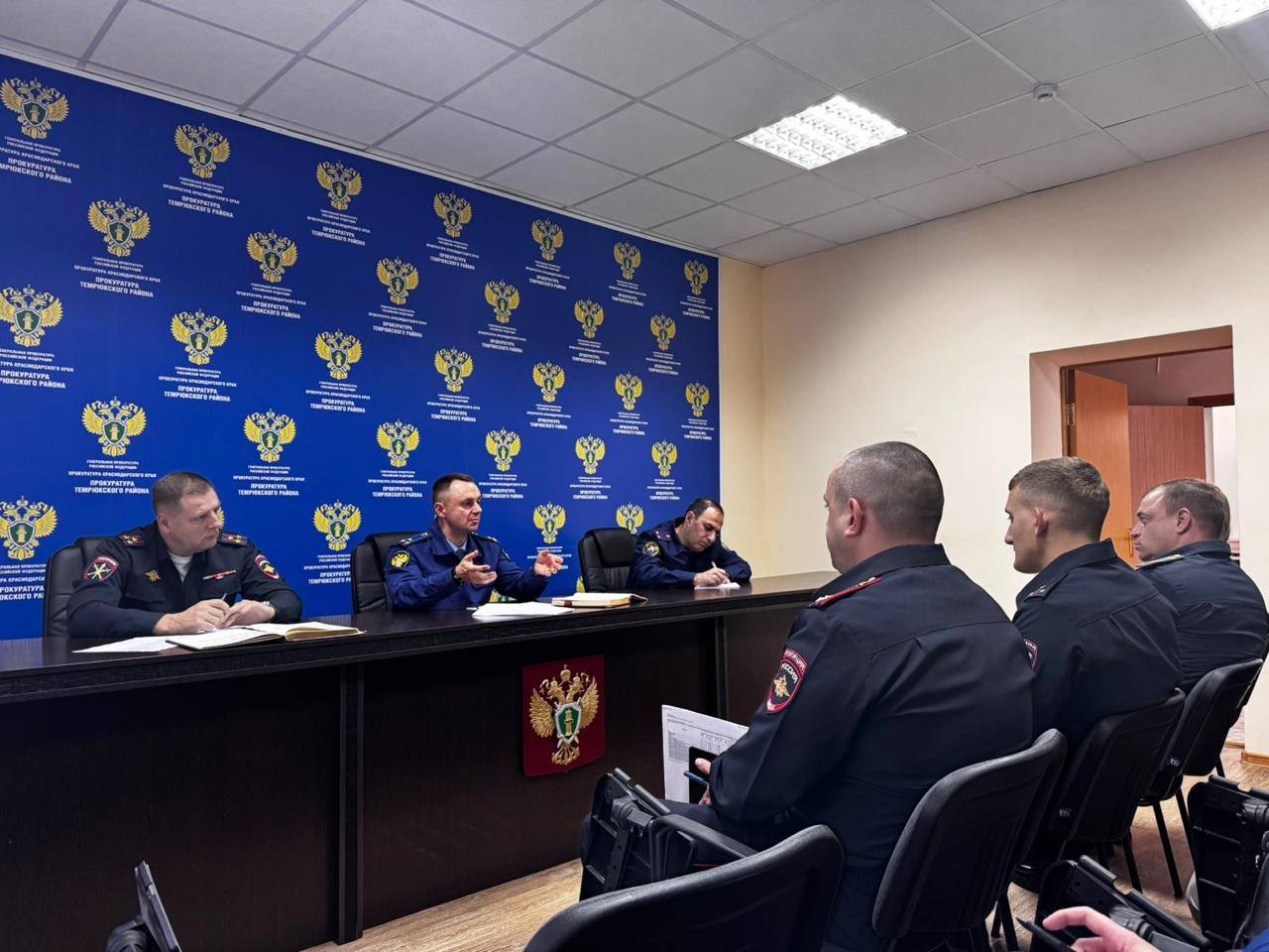 Прокурором Темрюкского района проведено межведомственное совещание по вопросуэффективности деятельности правоохранительных органов по профилактике выявлению раскрытию и расследованию преступлений в сфере незаконного оборота наркотических средств В ходе проведенного под председательством прокурора района Романа Швецова межведомственного совещания с участием руководителей правоохранительных органов рассмотрены вопросы эффективности работы оперативных подразделений следственных органов по профилактике выявлению пресечению и раскрытию преступлений в сфере незаконного оборота наркотиков в том числе качества и сроков расследования уголовных дел данной категории Участники совещания нацелены на усиление профилактики преступности а также активизацию работы по выявлению и пресечению преступлений данной категории полноту сбора первоначального материала и осуществление полного и всестороннего предварительного расследования По результатам межведомственного совещания выработаны меры способствующие наращиванию результатов и усилению взаимодействия ведомств на рассматриваемом направлении деятельности