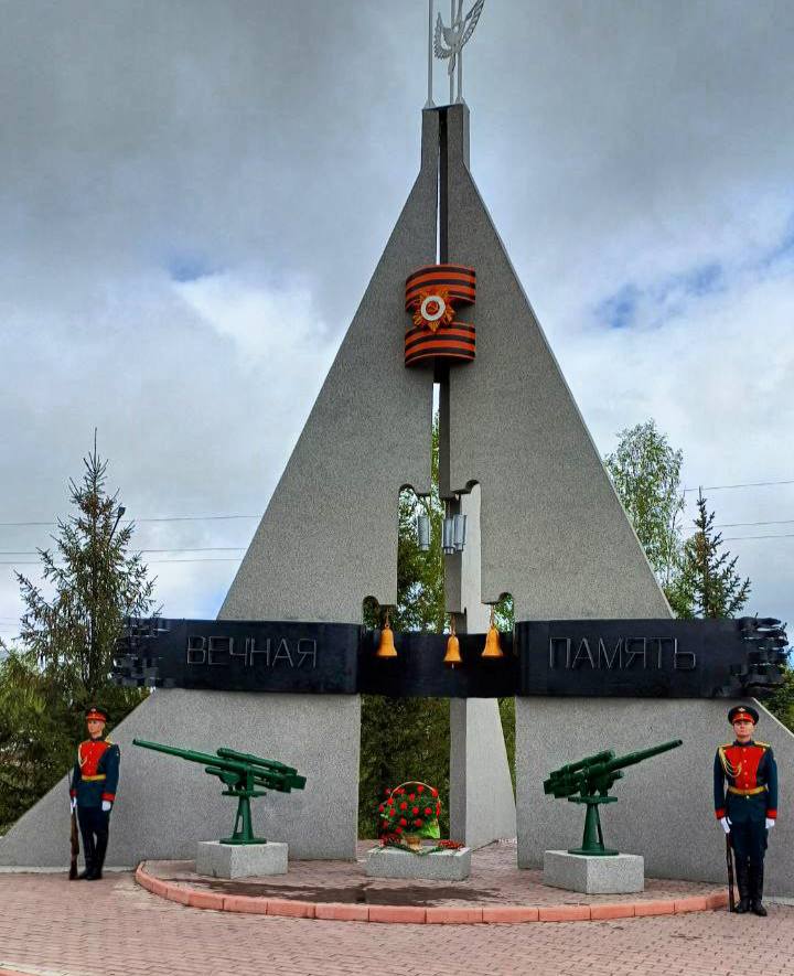 Ульяновцы возложили цветы к памятнику «Журавли» на Северном кладбище В памятном мероприятии принял участие глава города Александр Болдакин - Мы отдаём дань уважения и памяти всем тем, кто отдал свои жизни за наше мирное небо над головой. Этот величественный монумент, ставший символом вечной памяти о павших воинах, напоминает нам о важности сохранения исторической правды и передачи её будущим поколениям. Мы всегда будем помнить тех, кто не вернулся с полей сражений, и делать всё возможное, чтобы их подвиг никогда не был забыт,- подчеркнул градоначальник Напомним, что всего с территории Ульяновской области на фронт ушло более 230 тысяч человек