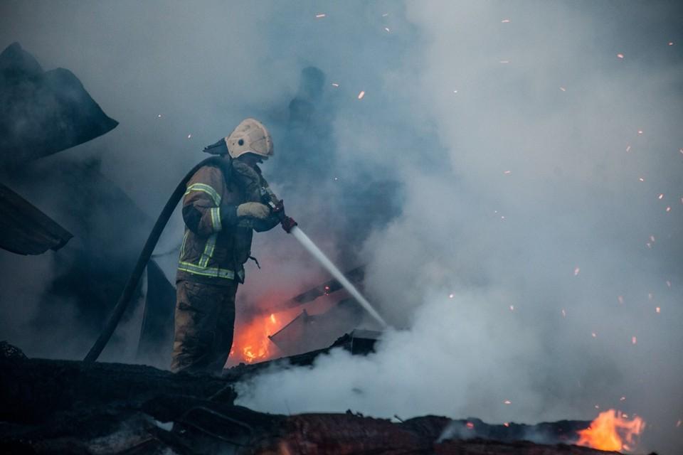 Сегодня ночью на пожаре в Прикамье спасли шесть человек Возгорание произошло в двухквартирном доме в Юсьве на ул. 50 лет Победы в 1:35. Огонь охватил 240 кв. метров. Из горящего дома успели спастись шесть человек. Пятерых взрослых и ребенка разбудили соседи и родственники. После чего люди самостоятельно вышли через окно и дверь. В результате происшествия никто не пострадал. Подпишись на «КП-Пермь»