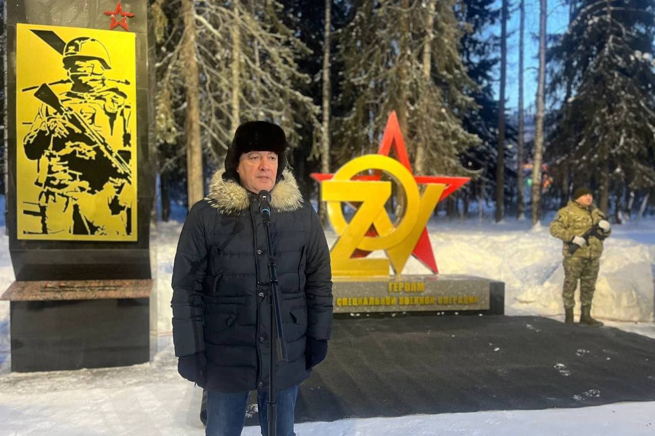 В Усть Илимске открыли мемориал памяти погибших участников СВО Комплекс Звезды памяти появился по инициативе жителей города Основная часть церемонии прошла на Аллее Славы рядом с часовней Взыскания погибших Несмотря на сильный мороз на открытие пришли сотни жителей Усть Илимска Несмотря на 30 градусный мороз сотни жителей пришли ранним утром на открытие мемориала каждый со своей болью со своими мыслями Устьилимцы сильные и сплоченные люди Этот мемориальный комплекс свидетельство всенародной поддержки наших бойцов уважения и благодарности всем кто отстаивает суверенитет и безопасное будущее России Наша задача сохранит память о каждом герое поддержать их семьи воспитать подрастающее поколение на примере мужества и стойкости обратился к присутствующим Игорь Кобзев Фото пресс служба облправительства IrkutskMedia теперь в МАX