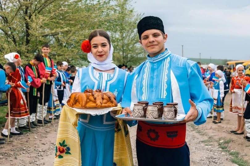 В Молдове 4 жителей назвали гагаузский родным языком данные переписи Национальное бюро статистики опубликовало новые результаты переписи 4 населения Молдовы указали гагаузский как родной язык При этом 12 1 представителей гагаузской общины сообщили что владеют государственным языком Статведомство уточняет что показатели отражают самоидентификацию респондентов и языковые навыки заявленные ими в ходе последней переписи населения
