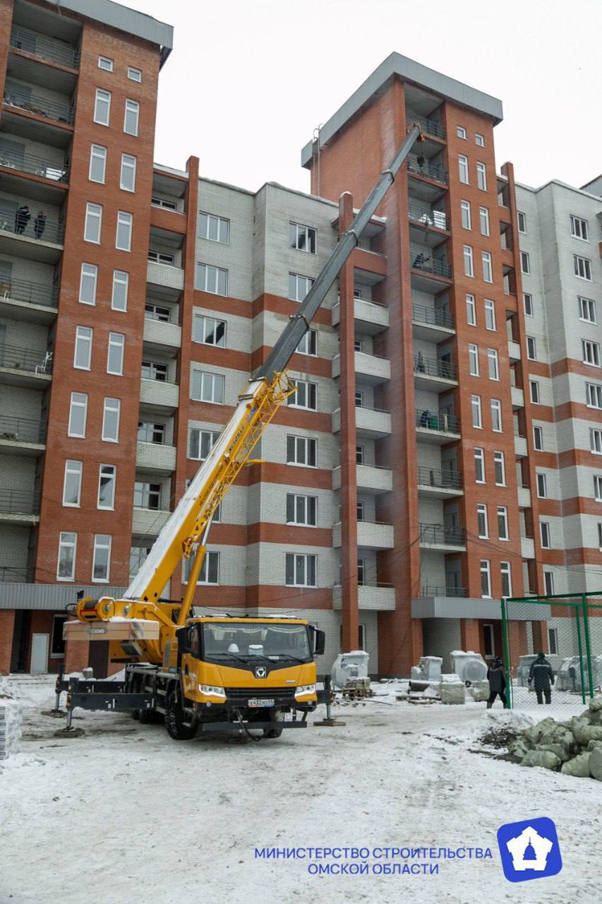 Подрядчик планирует досрочно завершить строительство проблемного дома на Тарской-Яковлева   Строящийся многоквартирный дом расположен в Центральном округе Омска на пересечении улиц Тарской и Яковлева. В настоящее время готовность жилого комплекса «Золотые купола» составляет около 70%. Завершение строительства объекта идёт строго по графику, что даёт возможность подрядчику завершить все работы раньше указанного в контракте срока – уже в мае. Условиями договора предполагается ввод дома в эксплуатацию к концу июня этого года. Квартиры в проблемном доме должны получить 292 участника долевого строительства.   Губернатор Виталий Хоценко лично держит ситуацию с обманутыми дольщиками на контроле и отслеживает темпы завершения строительства еще пяти проблемных долгостроев региона.  Напомним, в прошлом году в Омской области были восстановлены права 506 дольщиков, которые получили выплаты, квартиры в новых микрорайонах или завершенные работы строительства жилья.