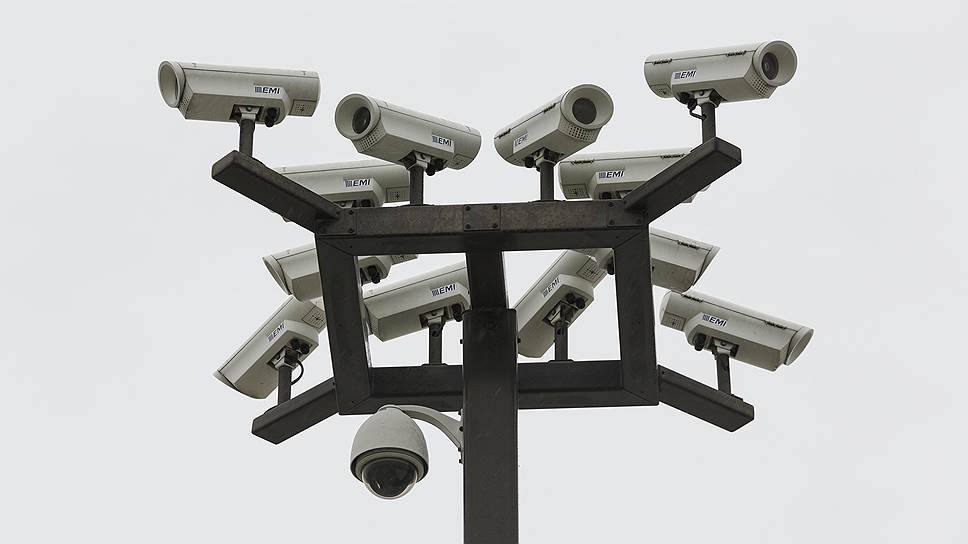 В Воронеже за 59 млн рублей запустят распознавание лиц — теперь камеры будут знать вас в лицо, даже если вы скрываетесь в соцсетях  Город тратит почти 60 млн на систему биометрического распознавания с камер «Безопасный город». Специалисты обещают, что по фотороботу, фото из соцсетей и документов вас вычислят даже в толпе. Выбор камер согласуют с УВД — чтобы порядок был, конечно.  Остаётся вопрос — а поможет ли эта суперсистема поймать настоящие проблемы города или опять всё уйдёт на показуху?