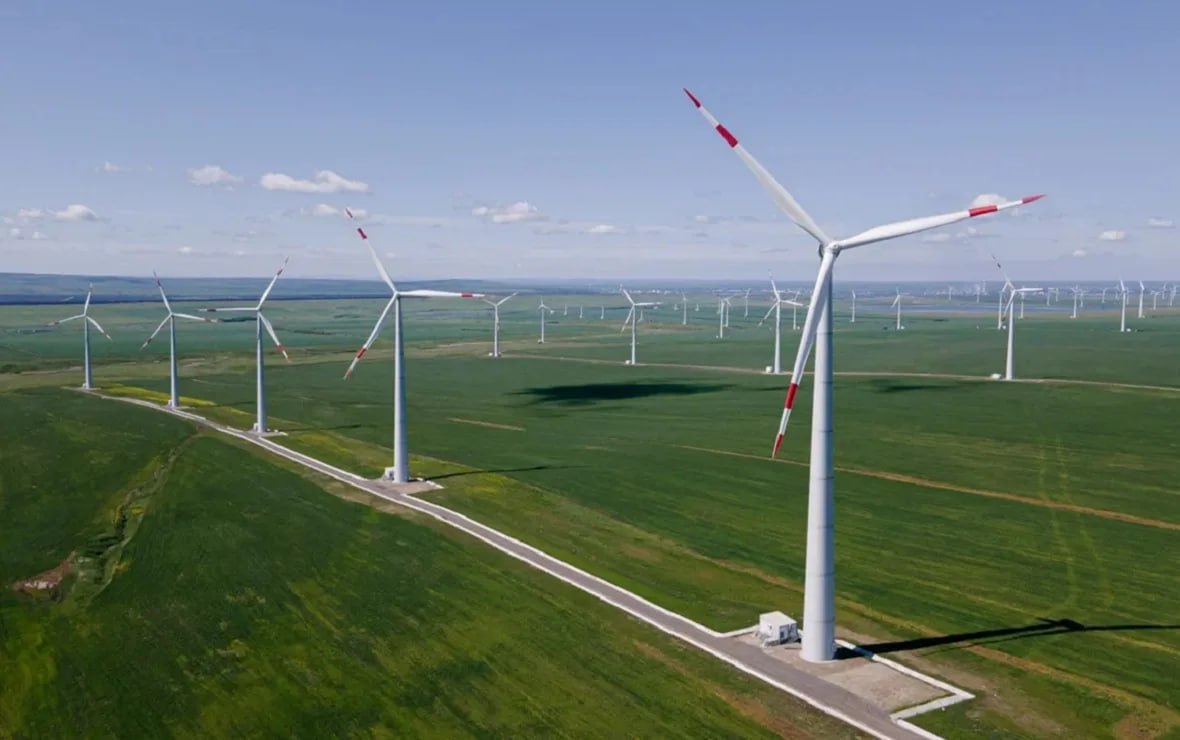 В Ростовской области подготовят землю для строительства нового ветропарка Росатом планирует с помощью подрядчика подготовить землю для будущей ветряной электростанции ВЭС Вербная в Морозовском районе Строить ветропарк будет компания АО ВетроОГК 3 Компания хочет возвести двадцать ветряных турбин Стоимость работ по тендеру 13 млн рублей Исполнителя определят до 29 декабря этого года Вербная ВЭС должна заработать в 2027 году её мощность составит 100 МВт Ветропарк станет седьмым в регионе