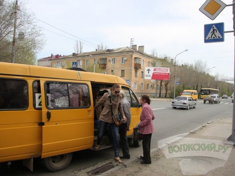 В Волжском спустя 3 года оштрафовали участников сговора при организации перевозок  Прокуратура города Волжского провела проверку по сомнительным торгам на организацию транспортных перевозок по коммерческим муниципальным маршрутам 2021 года. Напомним, частный перевозчик для получения преференций в тендере заключил соглашение с МУП «Волжская автоколонна № 1732». Транспорт автоколонны давал перевозчику нужное число единиц подвижного состава для участия в конкурсе. При этом этот транспорт уже был задействован на других муниципальных маршрутах. Еще одним участником сговора стал заказчик услуг – КБиДХ. Неконкурентный конкурс был аннулирован УФАС, а летом этого года данное решение поддержал арбитраж.   Подробнее на Волжский.ру: