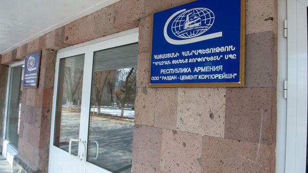 Сотрудники Разданского цемзавода проводят акцию протеста и требуют выплатить зарплату Сотрудники цементного завода в Раздане провели акцию протеста требуя выплаты заработной платы Работники предприятия являющегося одним из двух цементных заводов страны утверждают что не получали зарплату более года Ситуация осложнилась после запуска процедуры банкротства которая по их словам только усугубила положение Руководство завода в свою очередь заявляет что предприятие не может рассчитаться с долгами из за невозврата около 1 5 млн что и стало причиной финансового кризиса и начала банкротства alphanewsam Подписка на Alpha News ВК Дзен Сайт TikTok Facebook Instagram YouTube X twitter