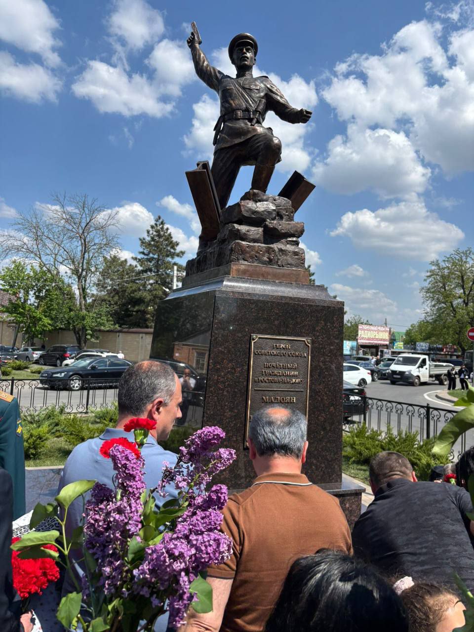 В Ростове-на-Дону открыли памятник освободителю города Гукасу Мадояну  Памятник подполковнику, герою Советского Союза, освободителю Ростова-на-Дону от немецко-фашистских захватчиков в феврале 1943 года Гукасу Мадояну открыли на одноименной улице в Железнодорожном районе города, передает ТАСС.  В мероприятии приняли участие врио губернатора региона Юрий Слюсарь, глава города Александр Скрябин, генконсул РА в Южном федеральном округе и Северо-Кавказском федеральном округе Левон Минасян, родственники Мадояна, юнармейцы, школьники, курсанты и др. «Несколько дней отделяет нас от [дня] Великой Победы, нашего главного события 2025 года. И символично, что в этот день мы открываем памятник этому великому человеку. Существовала улица, все привыкли, что улица Мадояна - это часть Ростова-на-Дону. И очень правильно, что появился памятник, который чествует этого великого человека - героя, который проявил выдающиеся способности, удерживая несколько дней в нечеловеческих условиях участок ростовской земли. Сегодняшнее открытие памятника - это та, наверное, малая часть нашей дани памяти Гукасу Карапетовичу, которую мы можем отдать», - сказал Слюсарь на церемонии открытия памятника. Памятник герою представляет собой бронзовую скульптуру Мадояна в офицерской форме с пистолетом в руках, поднимающим своих бойцов в атаку. Высота композиции свыше 5 метров. Авторы памятника - скульптор Нерсик Киракосян и руководитель художественно-литейной мастерской Валерий Жиляев.     • Дзен • Сайт • TikTok • Facebook • Instagram • YouTube • X/twitter