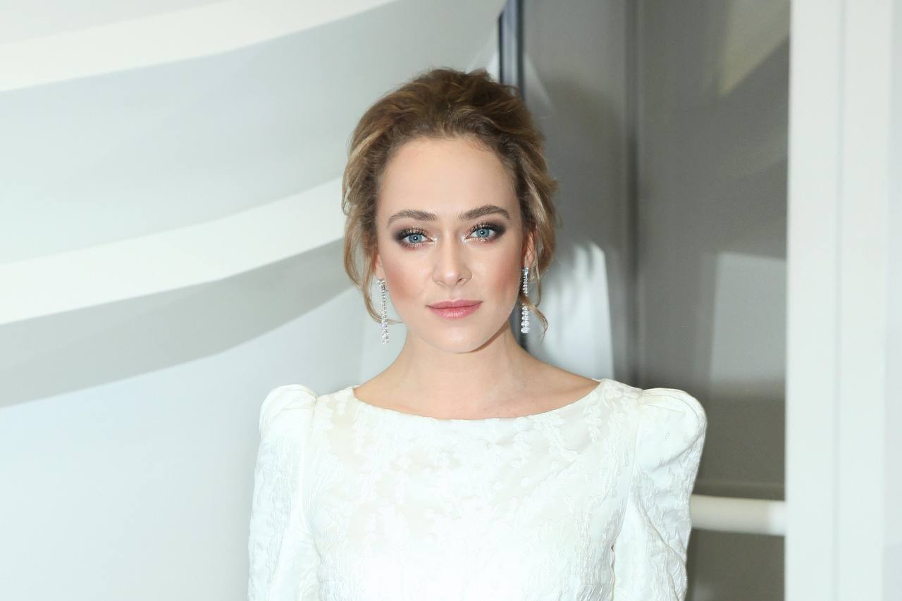 Обвинение запросило для Аглаи Тарасовой лишение свободы сроком на 3 года 6 месяцев условно с испытательным сроком на 3 года передает корреспондент Super из зала суда На данный момент следствие по делу о контрабанде запрещенных веществ завершено все доказательства предоставлены свидетели выслушаны начались прения сторон Гособвинитель считает что вина Аглаи Тарасовой полностью доказана Защита не согласна адвокаты Тарасовой просят назначить ей штраф superru