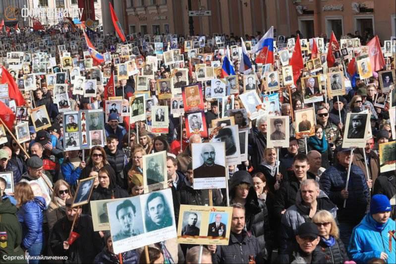 Шествие «Бессмертного полка» на Невском хотят провести за один час. Но согласование еще не получено. Организаторы предложили провести офлайн-часть в центре Петербурга с началом движения колонны в 14:00 на площади Александра Невского. «Заявление в установленном порядке подано и ждем решения по его рассмотрению», — рассказал руководитель регионального штаба движения Кирилл Смирнов.